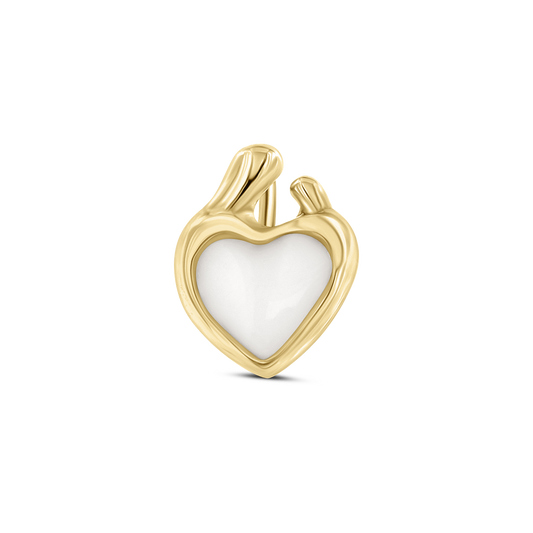 Herzförmiger Anhänger aus goldfarbenem Metall mit einer glatten, weißen Fläche aus Muttermilch-Kunstharz.