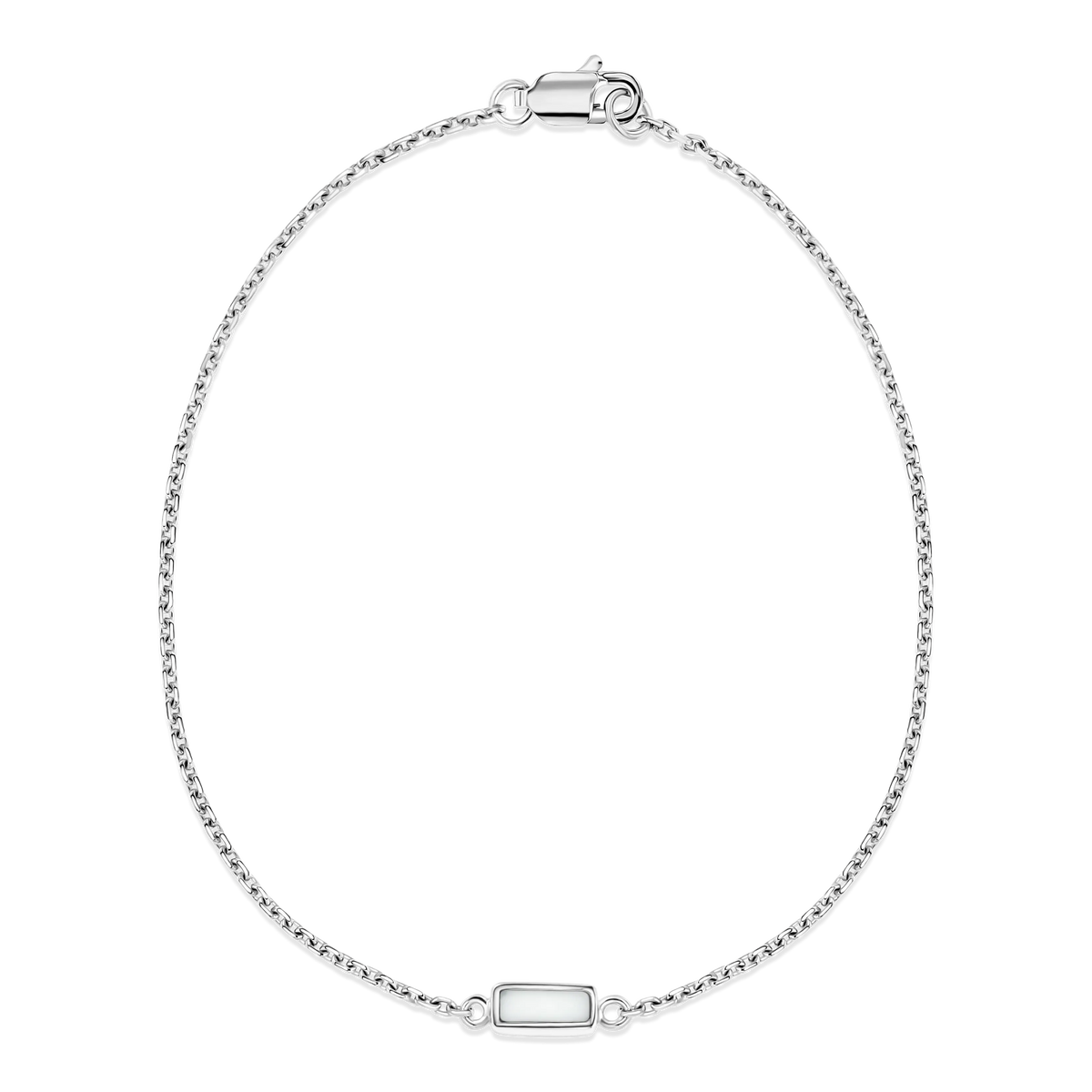 Silbernes Muttermilch-Armband Britt mit feiner Ankerkette und kleinem rechteckigem Muttermilchstein zwischen den Gliedern.