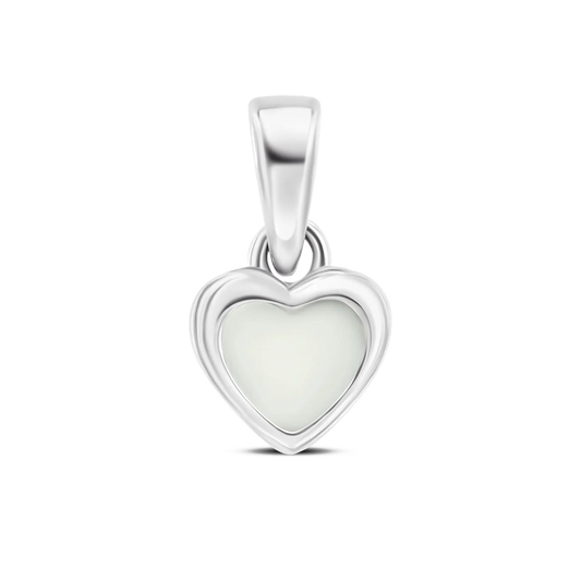 Herzförmiger Anhänger aus Silber mit einer glatten, weißen Fläche aus Muttermilch-Kunstharz.