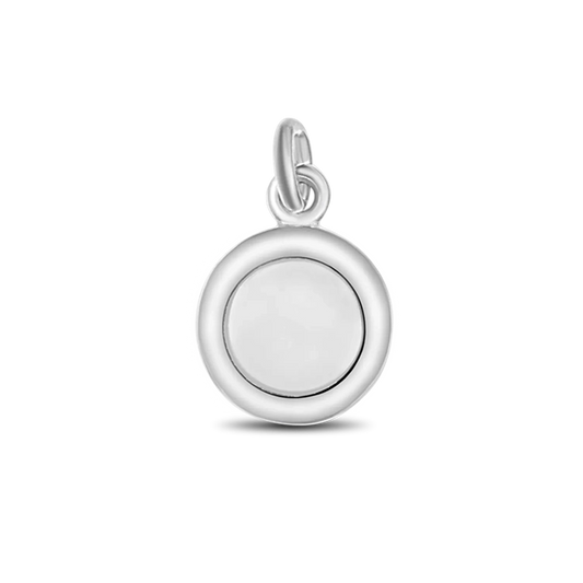 Runder Anhänger aus glänzendem Silber mit einer kreisförmigen Fläche aus Muttermilch-Kunstharz.