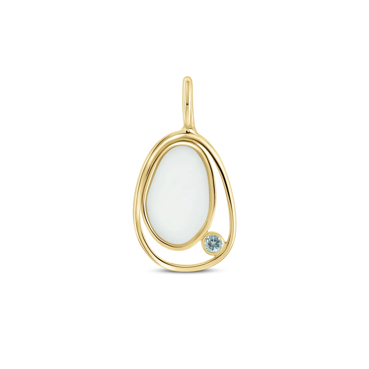Ovaler Anhänger aus goldfarbenem Metall mit einer weißen Muttermilch-Kunstharzfläche und einem kleinen blauen Stein.