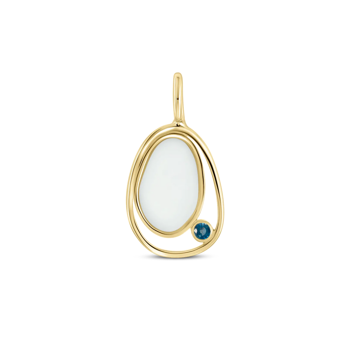 Ovaler Anhänger aus goldfarbenem Metall mit einer weißen Muttermilch-Kunstharzfläche und einem blauen Stein.