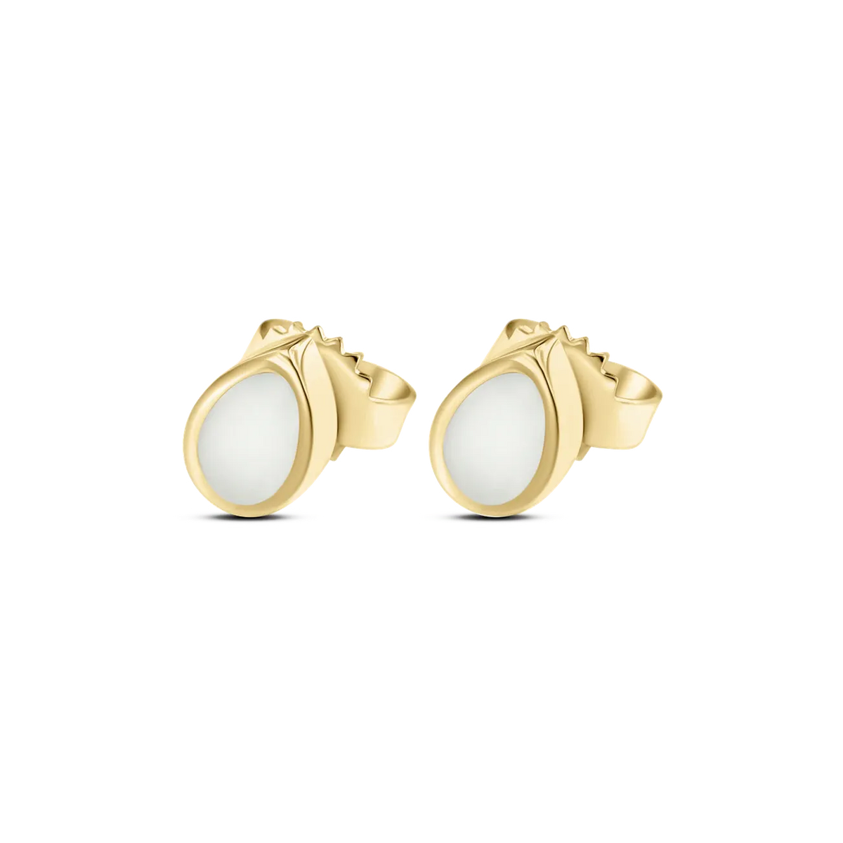 Goldene Ohrstecker in Tropfenform mit einer glatten, weißen Fläche aus Muttermilch-Kunstharz.