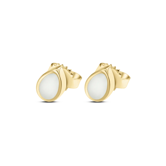 Goldene Ohrstecker in Tropfenform mit einer glatten, weißen Fläche aus Muttermilch-Kunstharz.