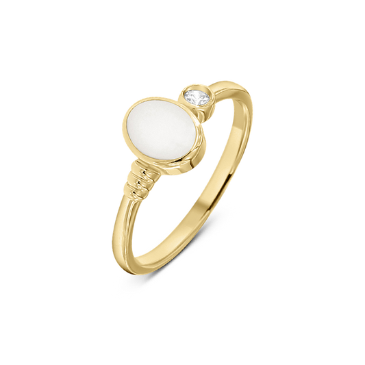 Elisa Muttermilchring in Gelbgold mit ovalem weißem Muttermilchstein, kleinem klarem Zirkonia daneben und Rillen im Ringband