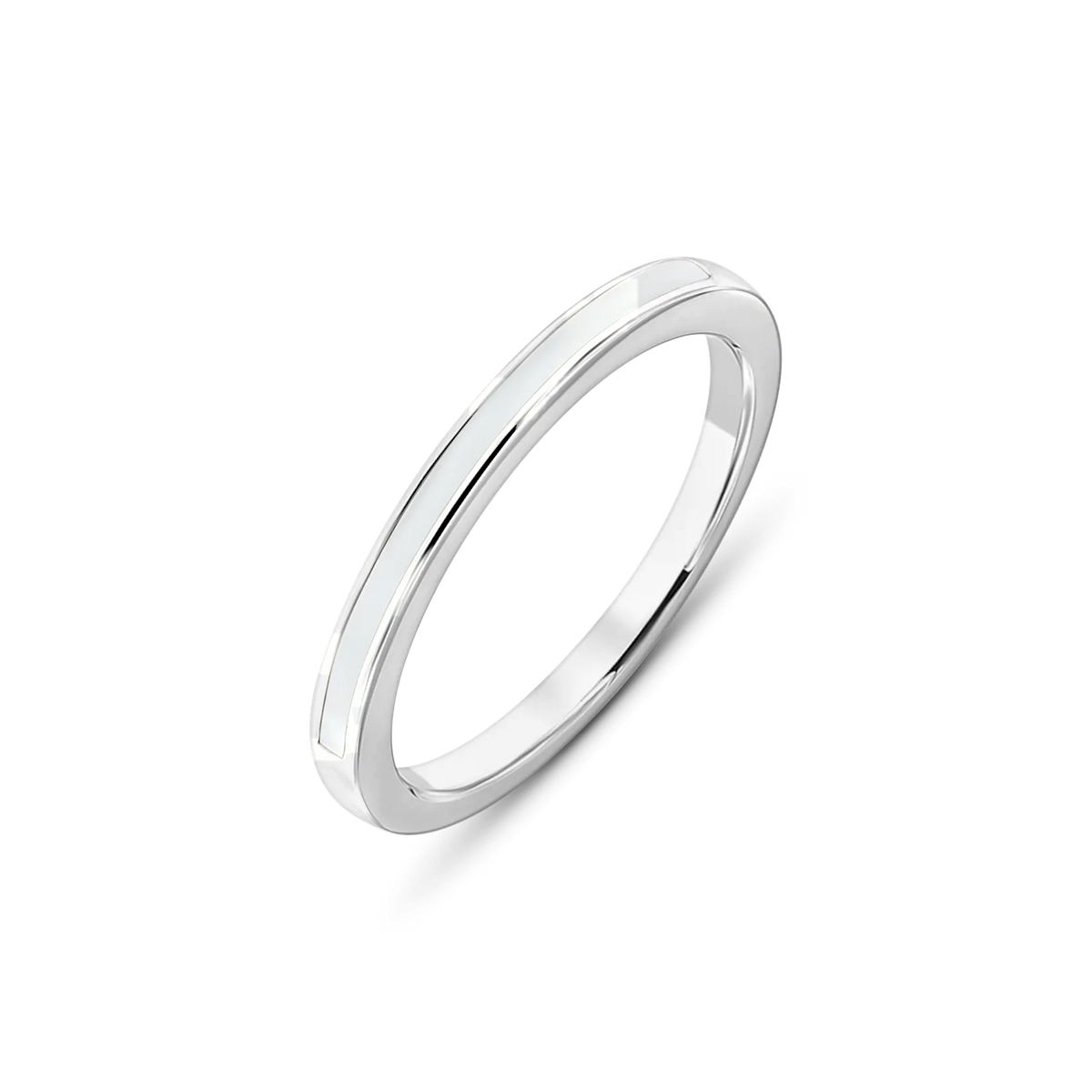 Eva Muttermilchring in Weißgold, schmaler flacher Ring mit weißer Muttermilchbahn über der Oberseite