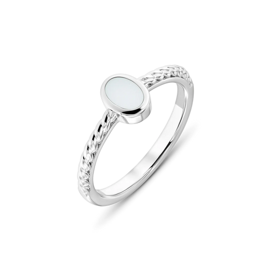 Silberner Ring mit ovaler Muttermilch-Kunstharzfläche und geflochtenem Design.