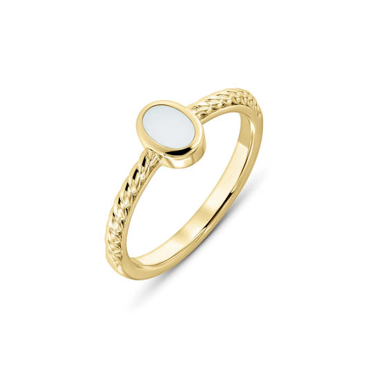 Goldener Ring mit geflochtenem Design und ovaler, weißer Muttermilch-Kunstharzfläche.