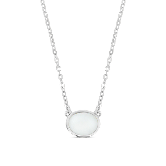 Kette aus glänzendem Silber mit ovalem Anhänger aus Muttermilch-Kunstharz in milchiger Weißfarbe.