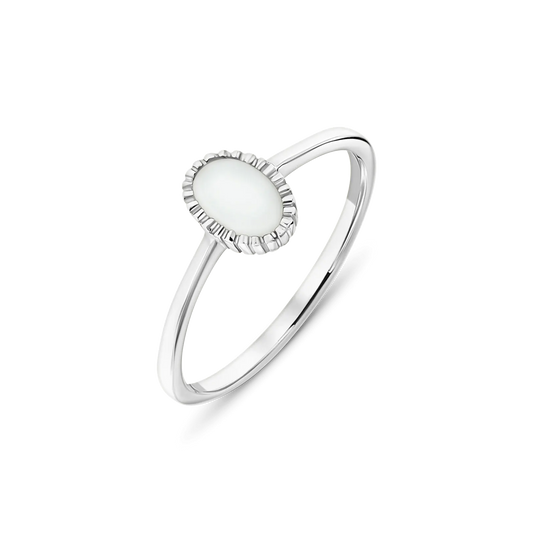 Silberner Ring mit ovaler Muttermilch-Kunstharzfläche, umgeben von einer feinen, gezahnten Fassung.