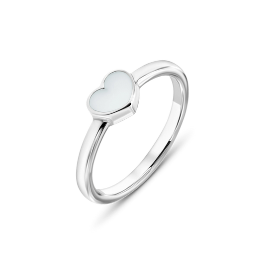 Silberner Ring mit herzförmigem Element aus Muttermilch-Kunstharz in weißer Farbe.