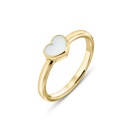 Goldener Ring mit herzförmigem, weißem Muttermilch-Kunstharz in der Fassung.