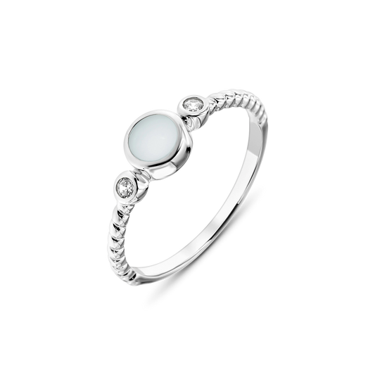 Silberner Ring mit runder, milchfarbener Kunstharzfläche und zwei kleinen, funkelnden Steinen an den Seiten.