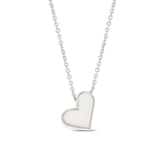 Silberne Kette mit herzförmigem Anhänger aus Muttermilch-Kunstharz in weißer Farbe.