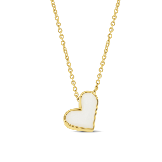 Kette aus goldfarbenem Metall mit herzförmigem Anhänger aus Muttermilch-Kunstharz in Weiß.