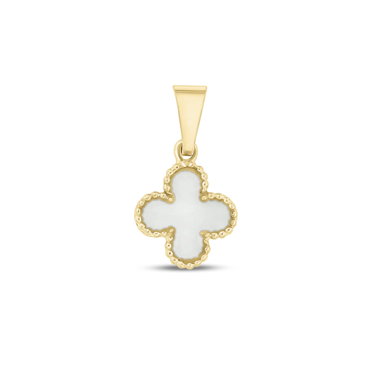 Goldener Anhänger in Form eines Kleeblatts mit einer weißen Muttermilch-Kunstharzfläche und feiner Perlenfassung.