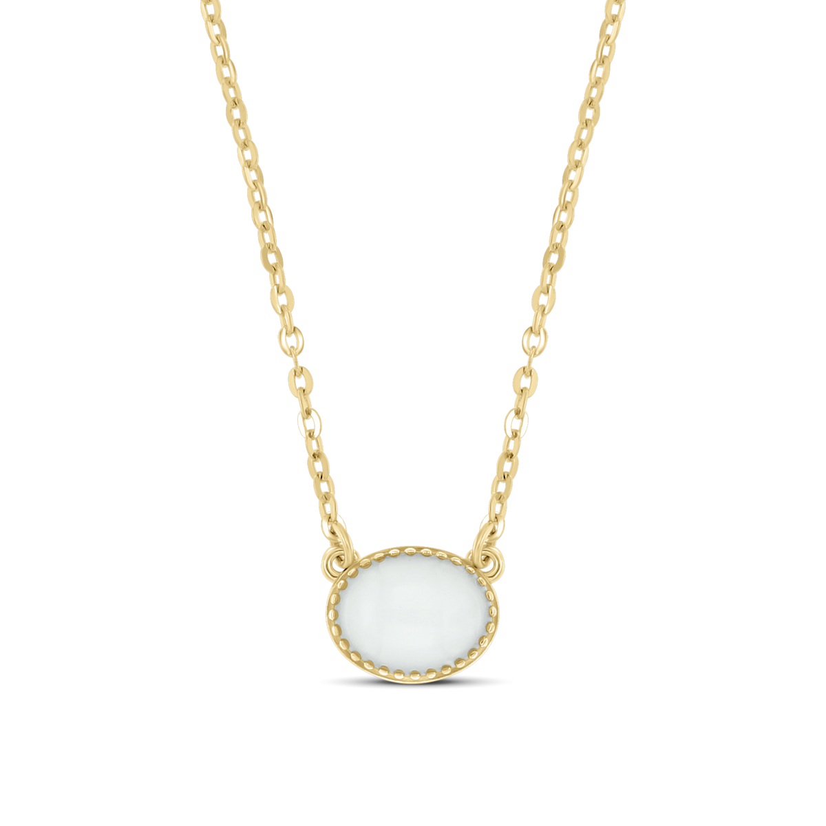 Kette aus goldfarbenem Metall mit ovalem Anhänger, der eine glatte, milchige Fläche aus Kunstharz zeigt, umgeben von einer feinen, strukturierten Fassung.