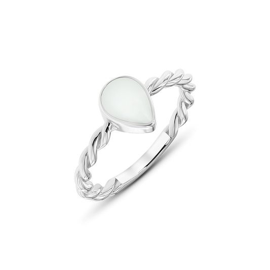 Silberner Ring mit gedrehtem Band und tropfenförmigem Muttermilch-Kunstharz in milchiger Farbe.